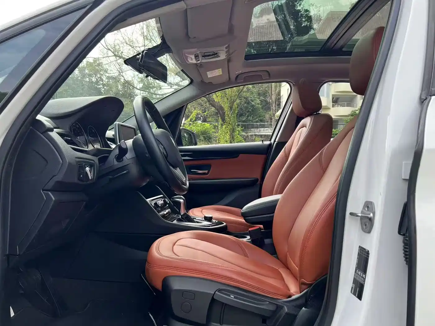 BMW 2 Series Touring 2019 218i Leading фото 7