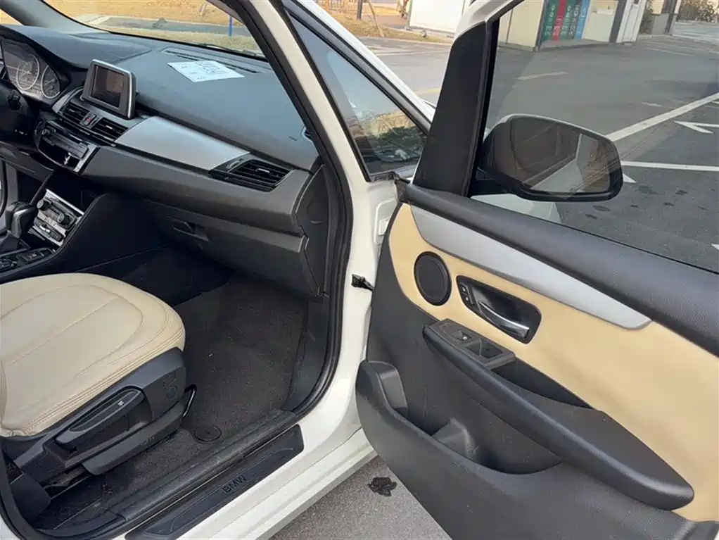 BMW 2 Series Touring 2016 218i Fashion Model фото 12