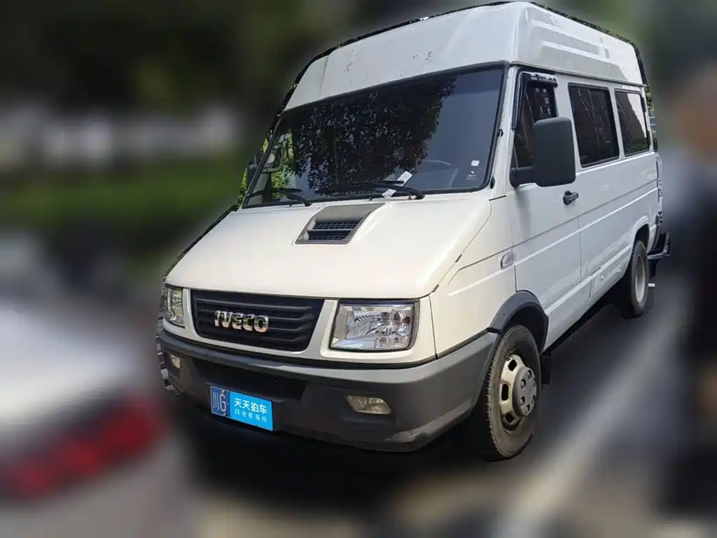 Iveco Daily 2023 2021 Model 2.5T A35 M1 Passenger Vehicle 5-9 Seats Short Wheelbase Medium Roof Dual Tires Sliding Door