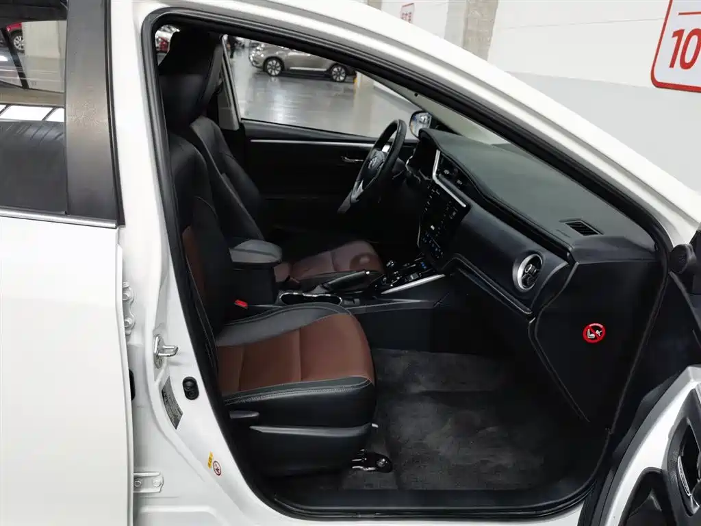 Toyota Corolla 2018 Hybrid 1.8L E-CVT Smart Edition фото 23