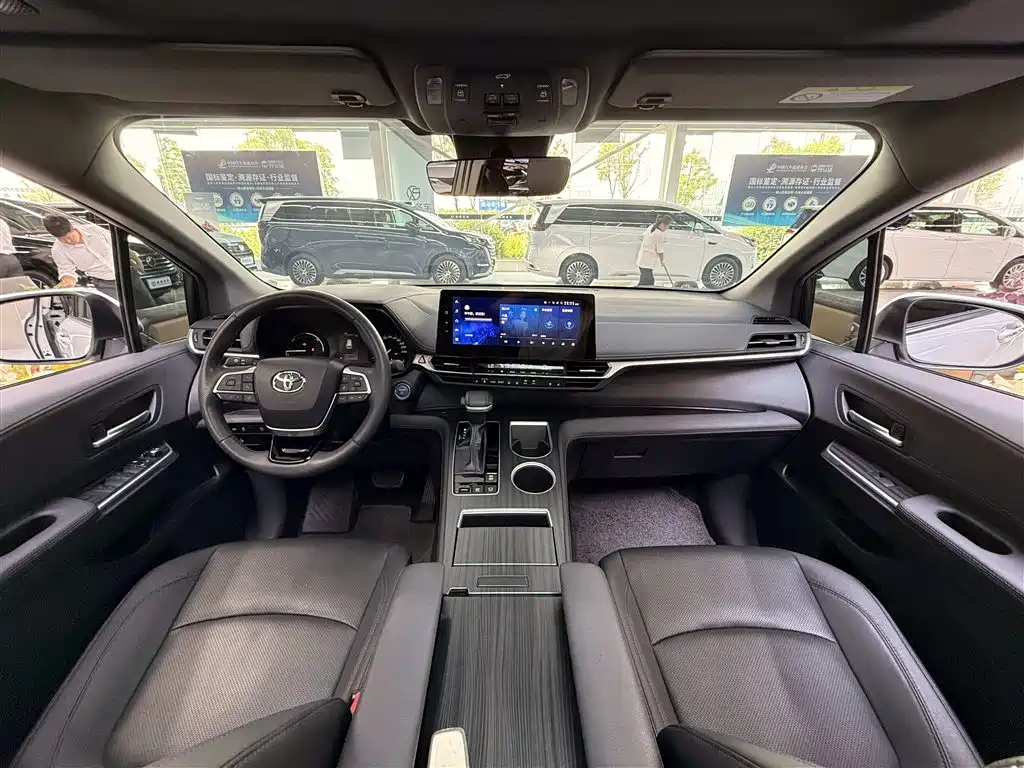 Toyota Sienna 2023 2.5L Hybrid Premium Edition фото 6