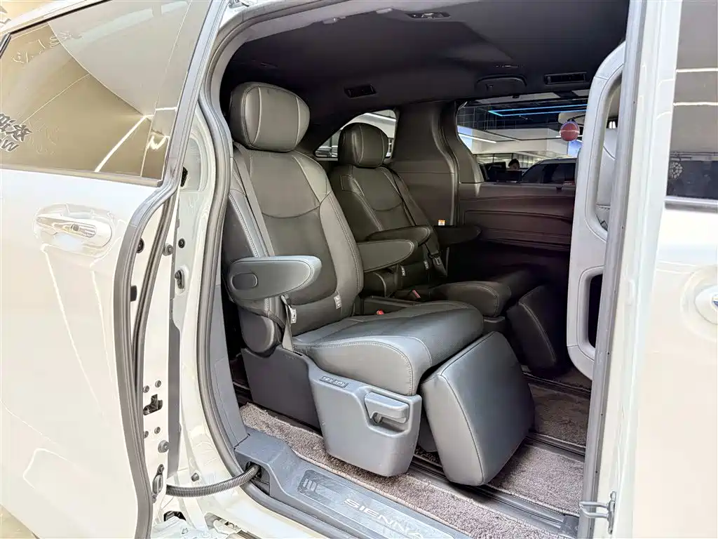 Toyota Sienna 2023 2.5L Hybrid Premium Edition фото 14