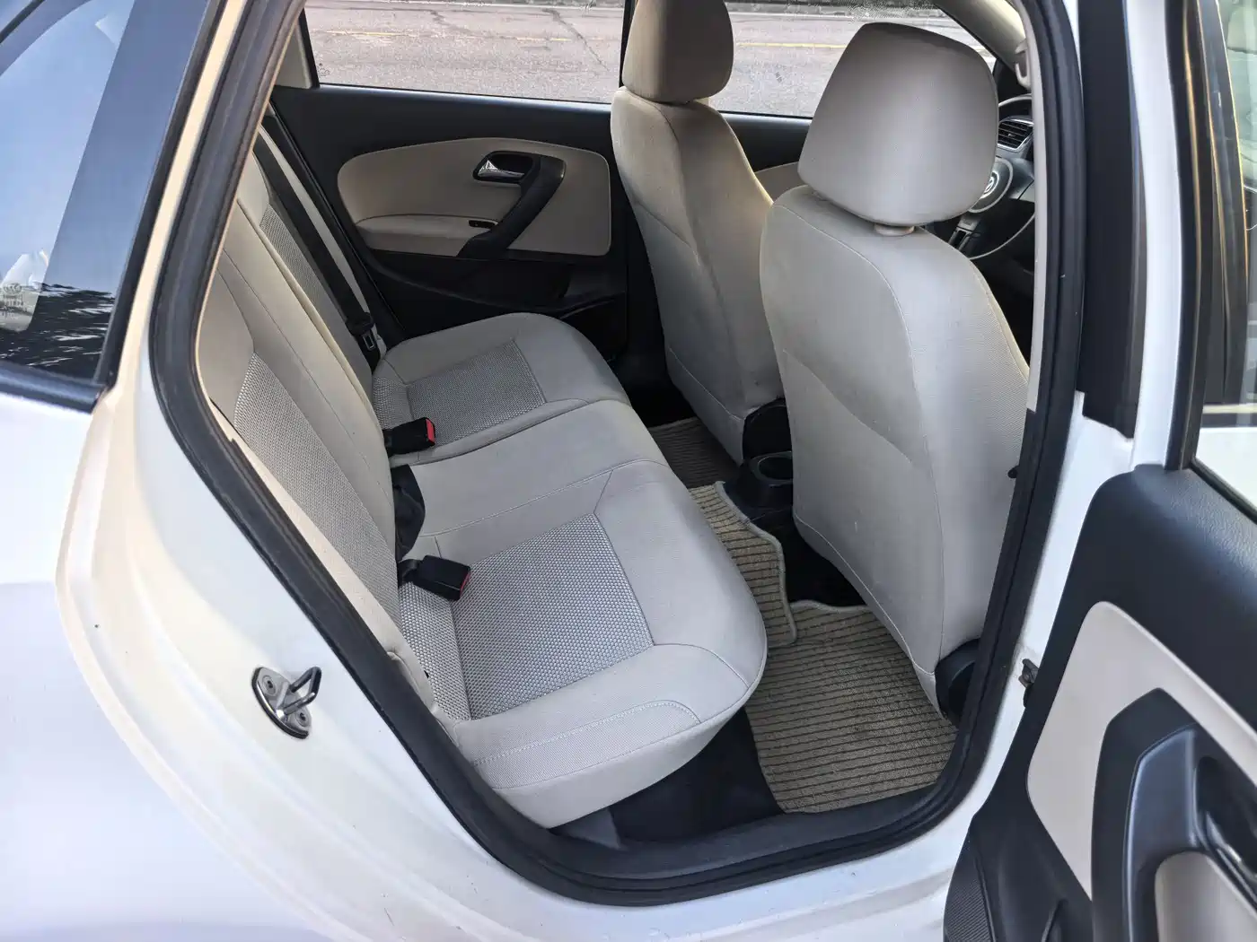 Volkswagen Polo 2013 1.6L Automatic Comfort Edition фото 8