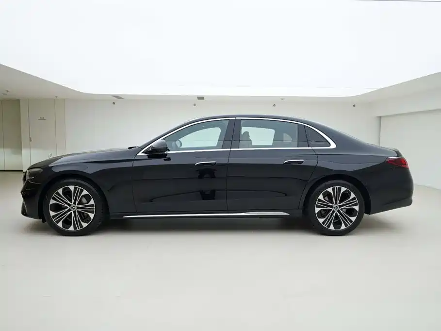 Фото 3 - Mercedes-Benz E-Class