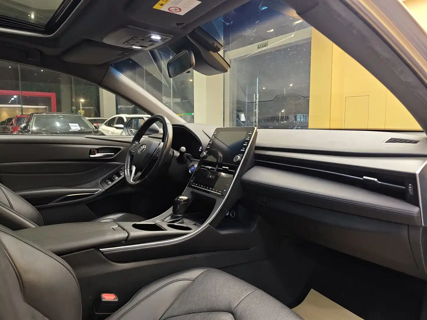Toyota Avalon 2019 Hybrid 2.5L Luxury Edition China V фото 33