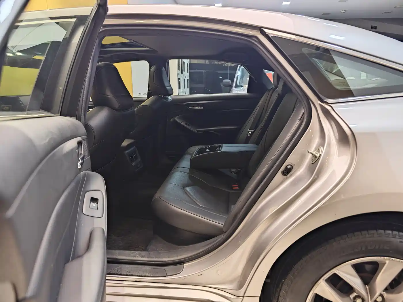 Toyota Avalon 2019 Hybrid 2.5L Luxury Edition China V фото 22