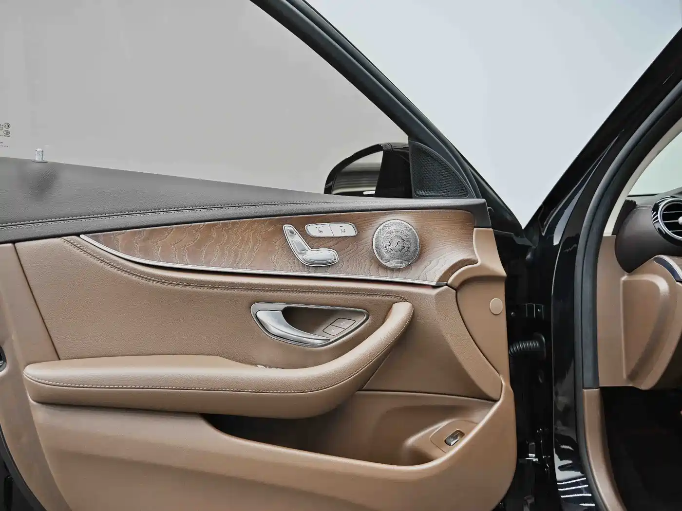 Mercedes-Benz E-Class 2022 E 300 L Luxury фото 24