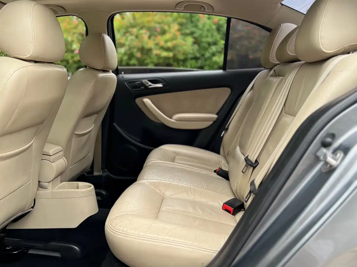 Volkswagen Lavida 2011 1.6L Automatic Pinya Edition фото 5
