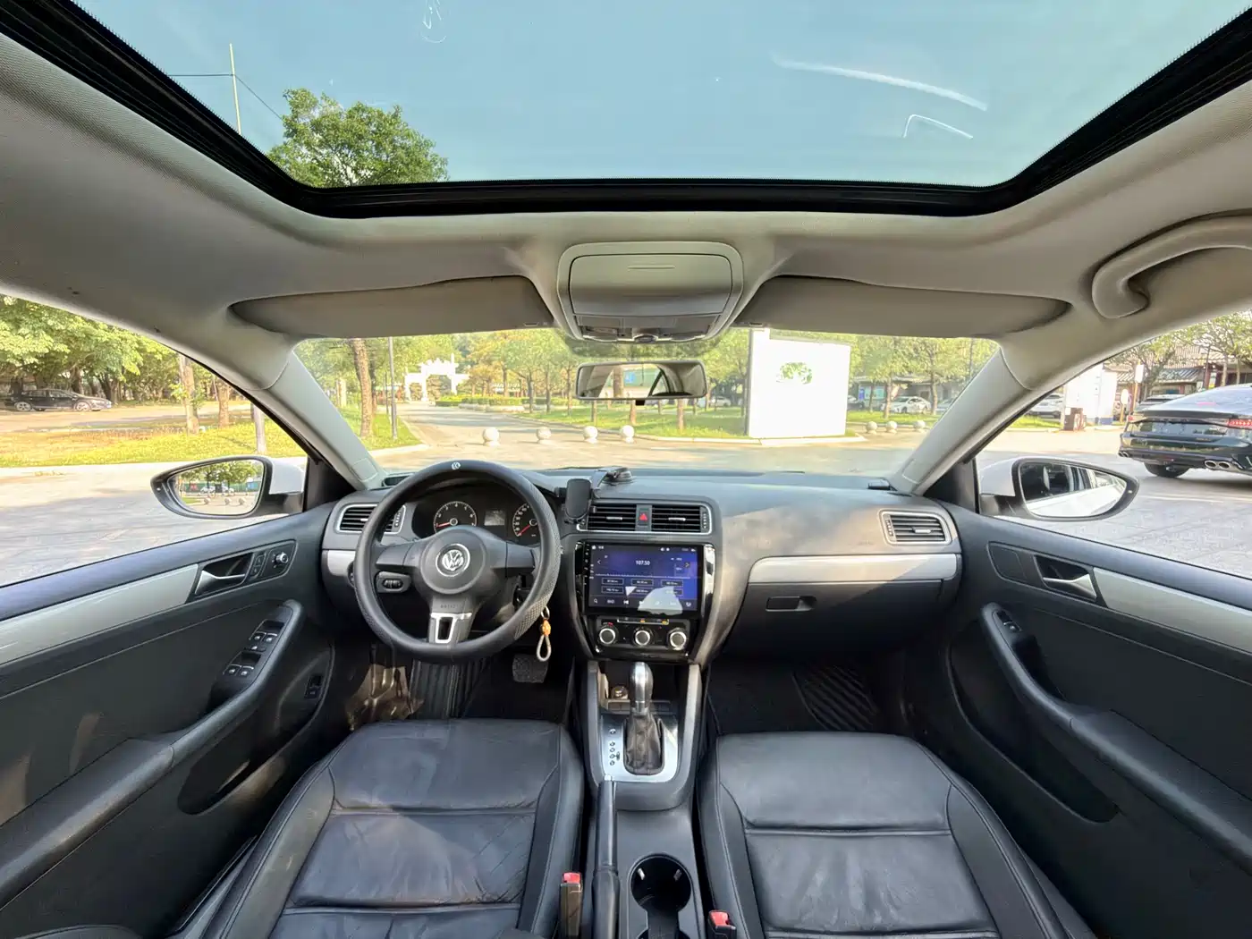 Volkswagen Sagitar 2014 1.6L Automatic Comfort фото 8