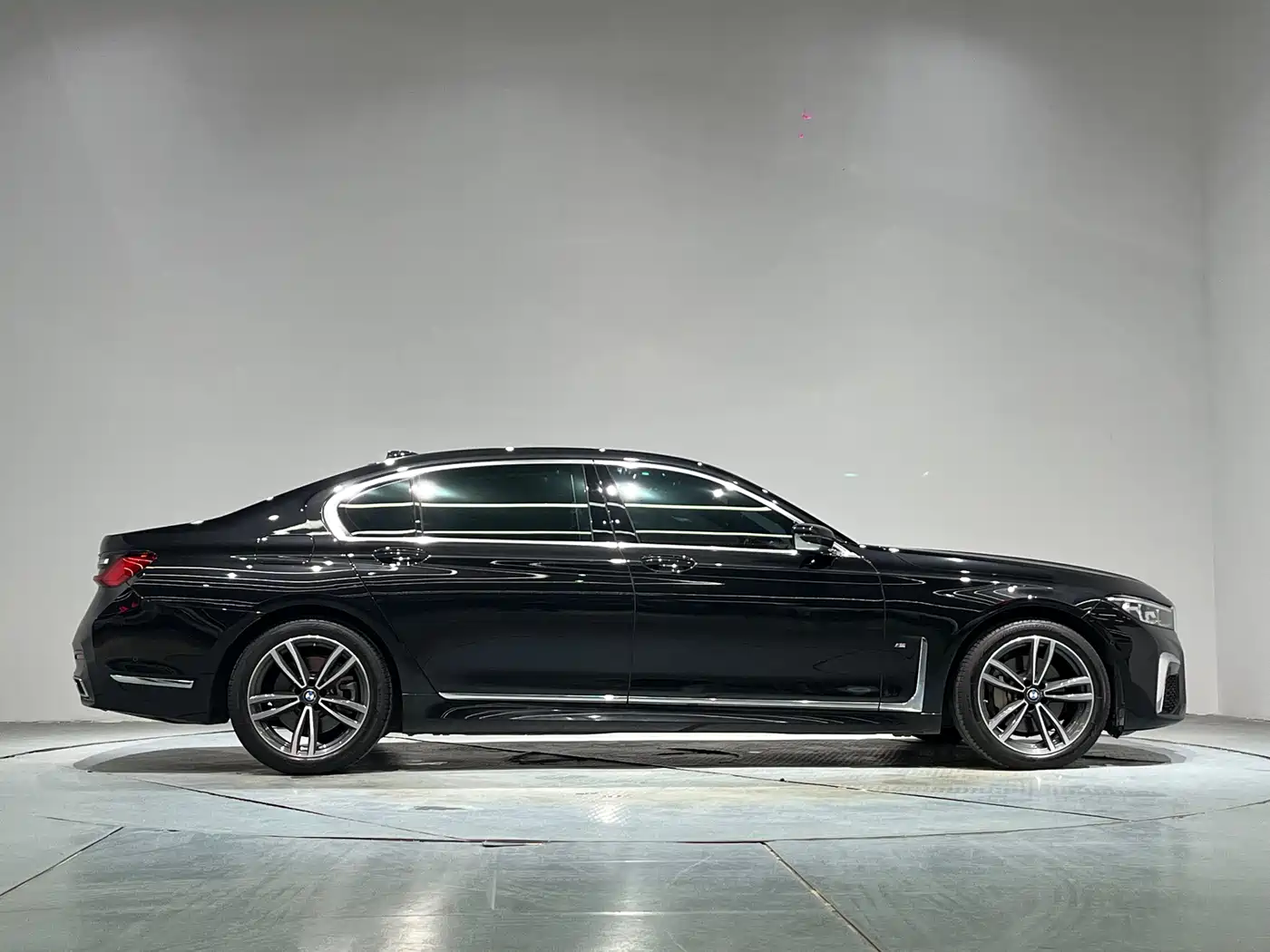 BMW 7 Series 2021 Model 730Li M Sport Package фото 8