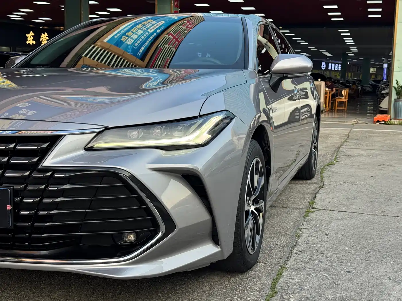 Toyota Avalon 2023 Hybrid 2.5L Luxury Edition фото 4