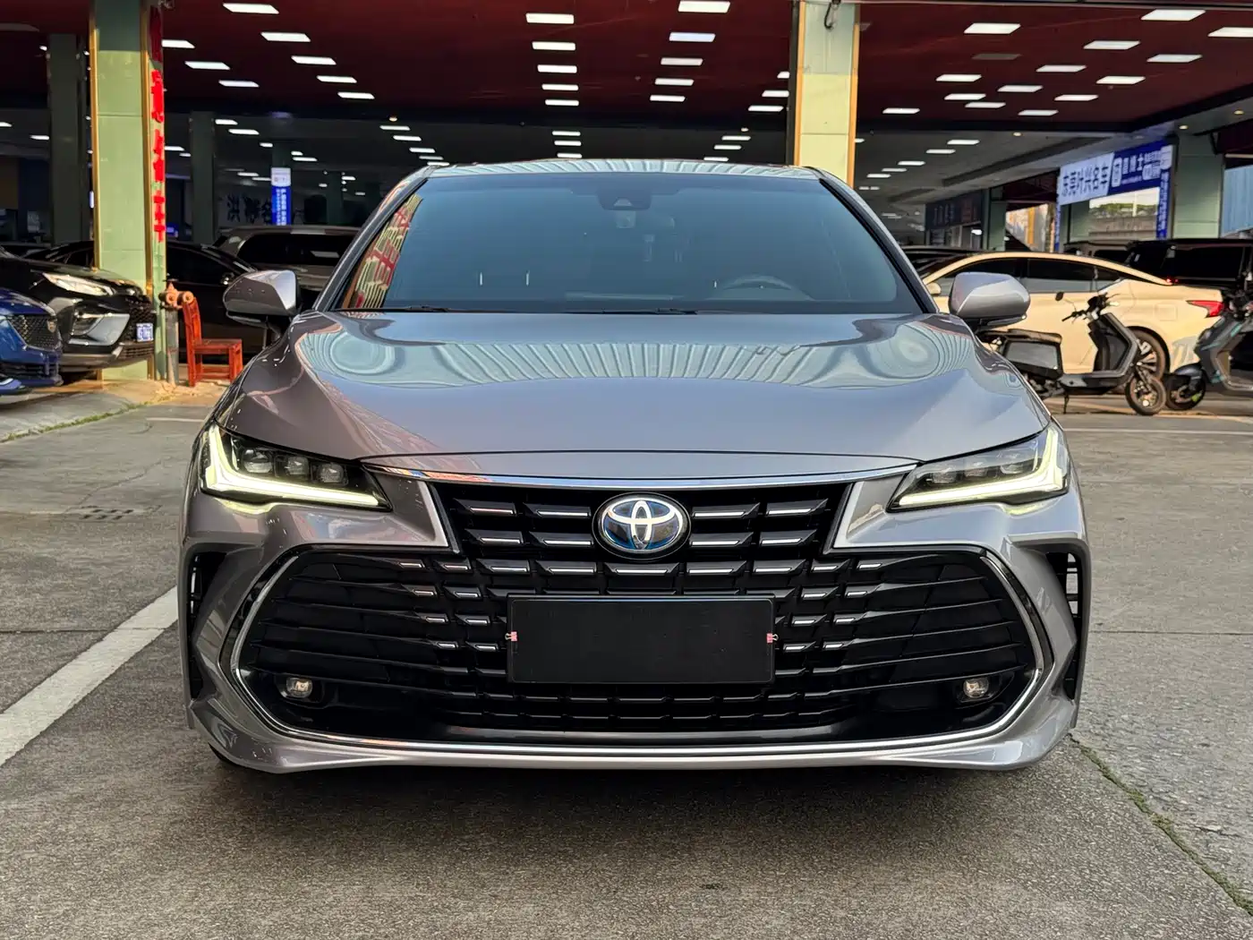 Toyota Avalon 2023 Hybrid 2.5L Luxury Edition фото 2