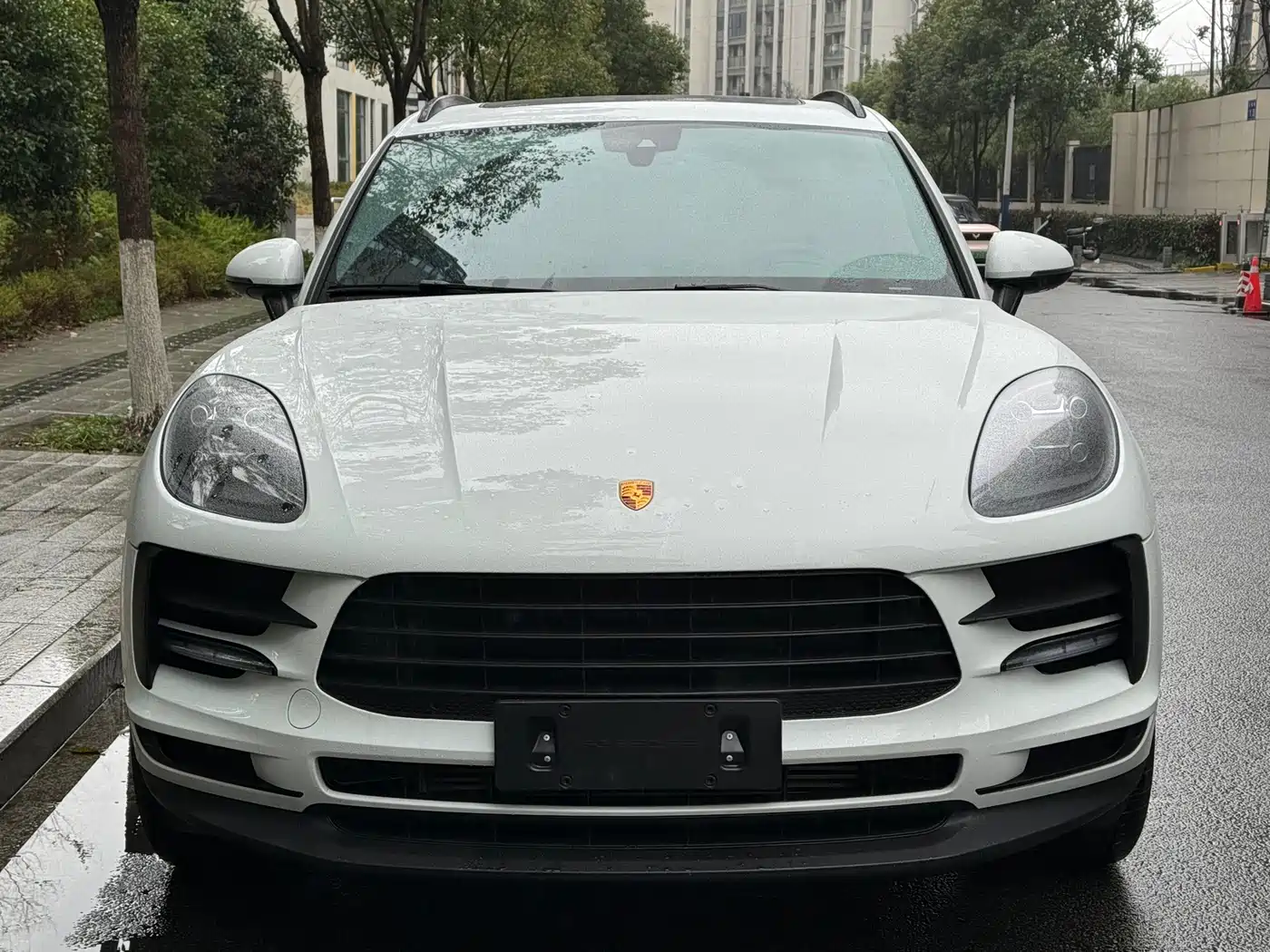 PORSCHE MACAN