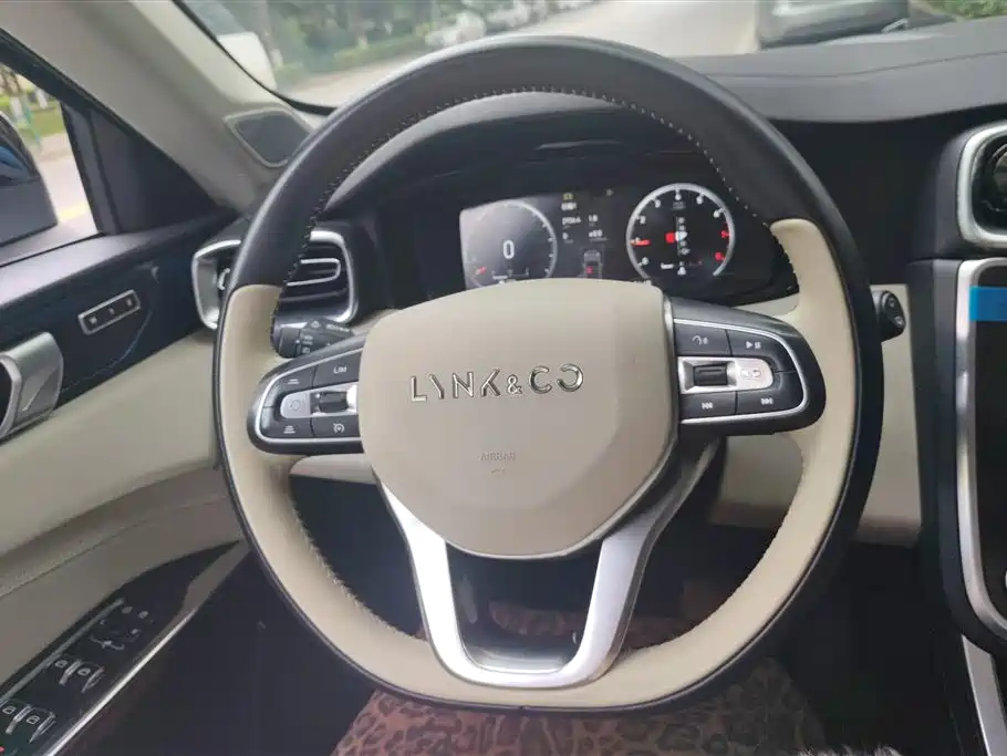 Lynk & Co 01 2018 2.0T 2WD Type+ Edition фото 15