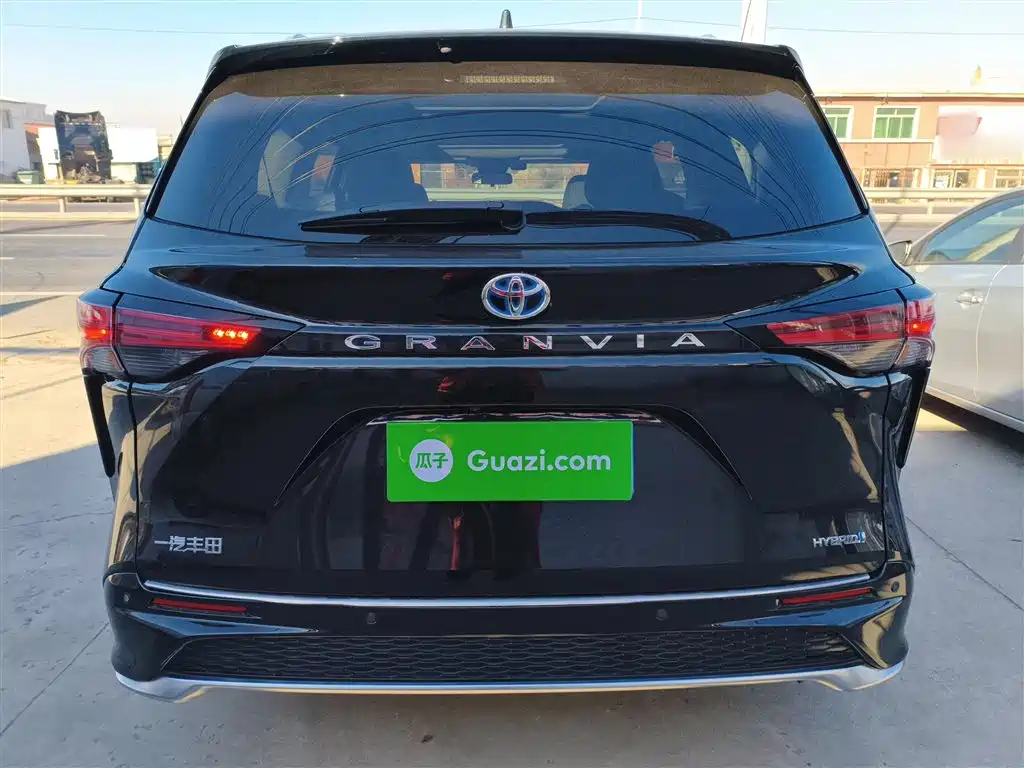 Toyota Granvia 2023 2.5L Hybrid Luxury Edition фото 22