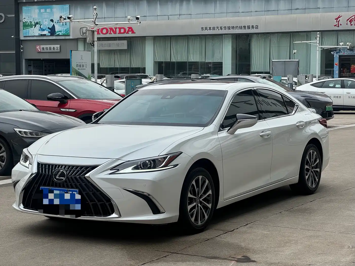 Lexus ES 2023 200 Excellence Edition фото 2