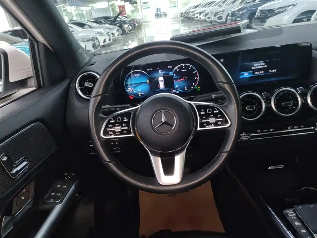 MERCEDES-BENZ GLA