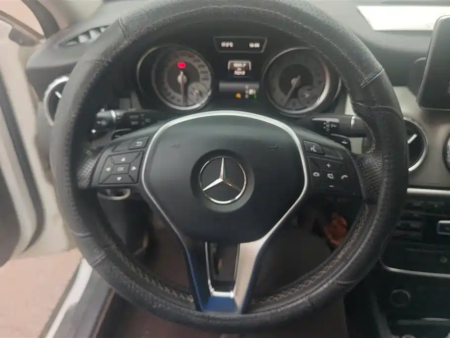Mercedes-Benz GLA 2015 GLA 200 Dynamic фото 15