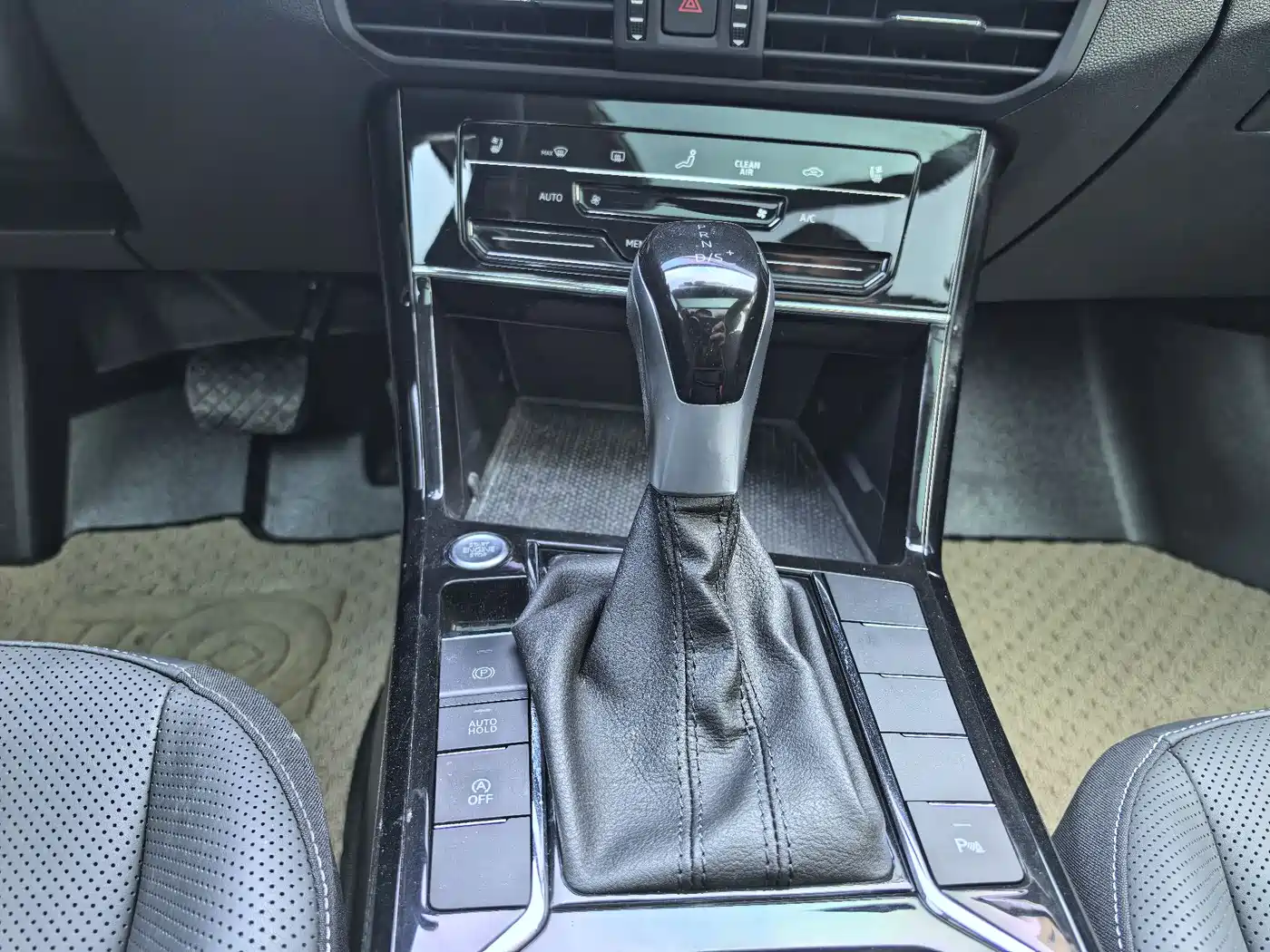 Volkswagen Passat 2024 280TSI Elite Edition фото 13