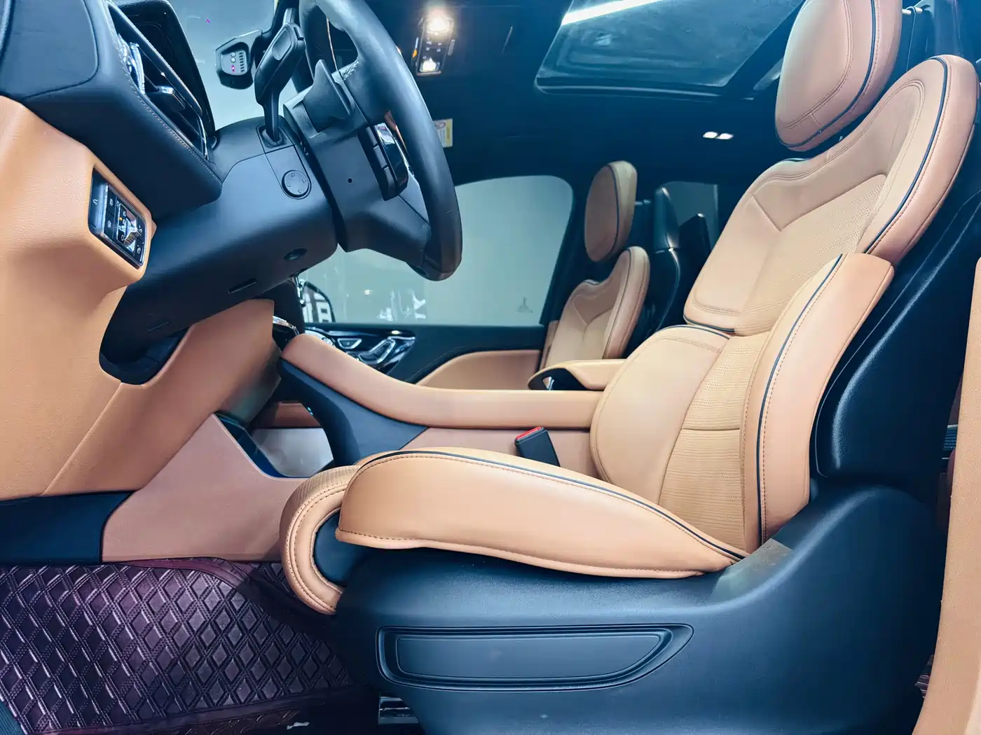 Photo 8 - Lincoln Aviator