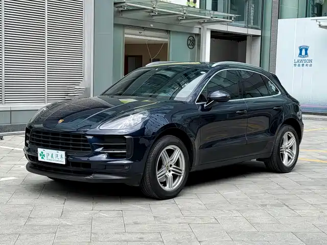 PORSCHE MACAN