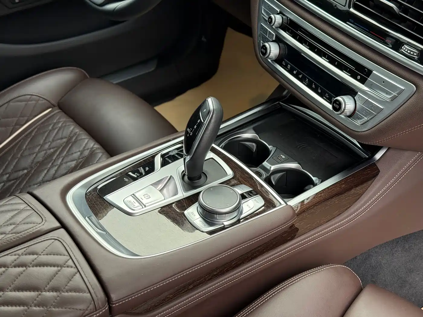 BMW 7 Series 2019 740Li Premium Luxury Package фото 16