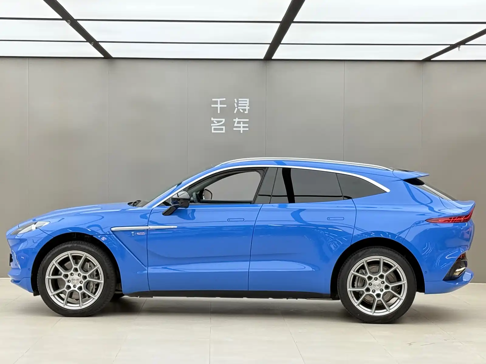 Фото 3 - Aston Martin DBX
