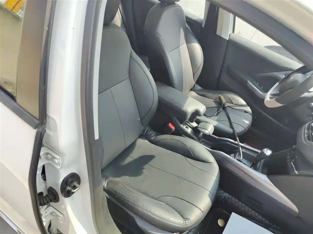 Peugeot 2008 2014 1.6L Automatic Fashion Edition фото 20