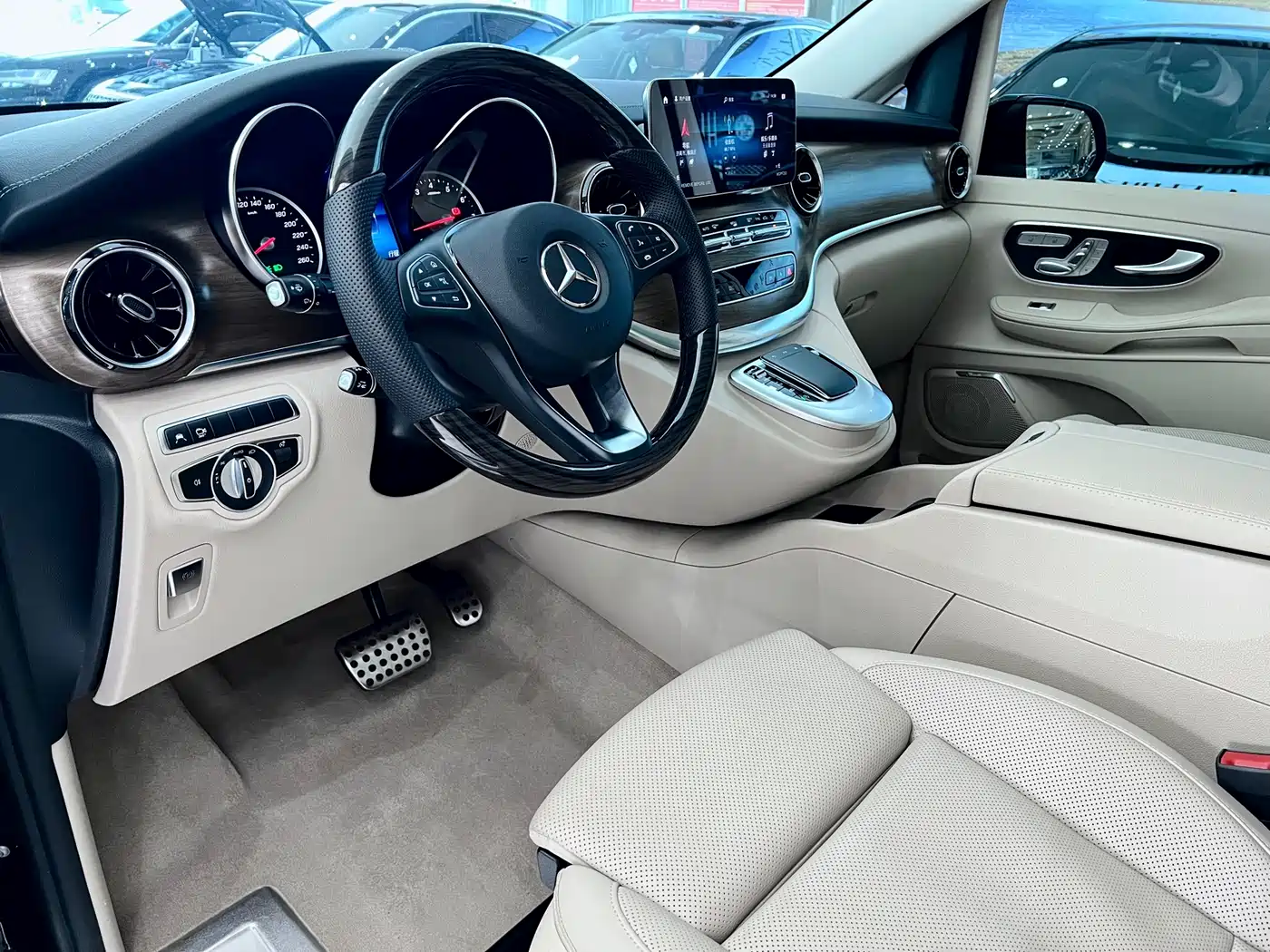 Mercedes-Benz V-Class 2022 V 260 L Long Wheelbase Luxury Edition фото 7