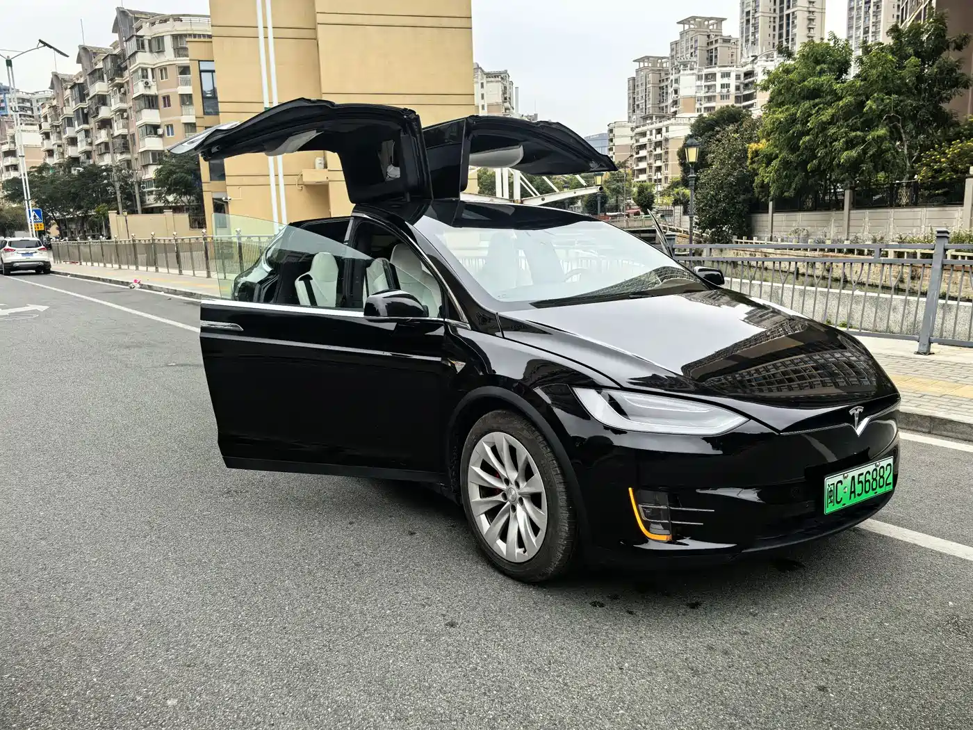 TESLA MODEL X