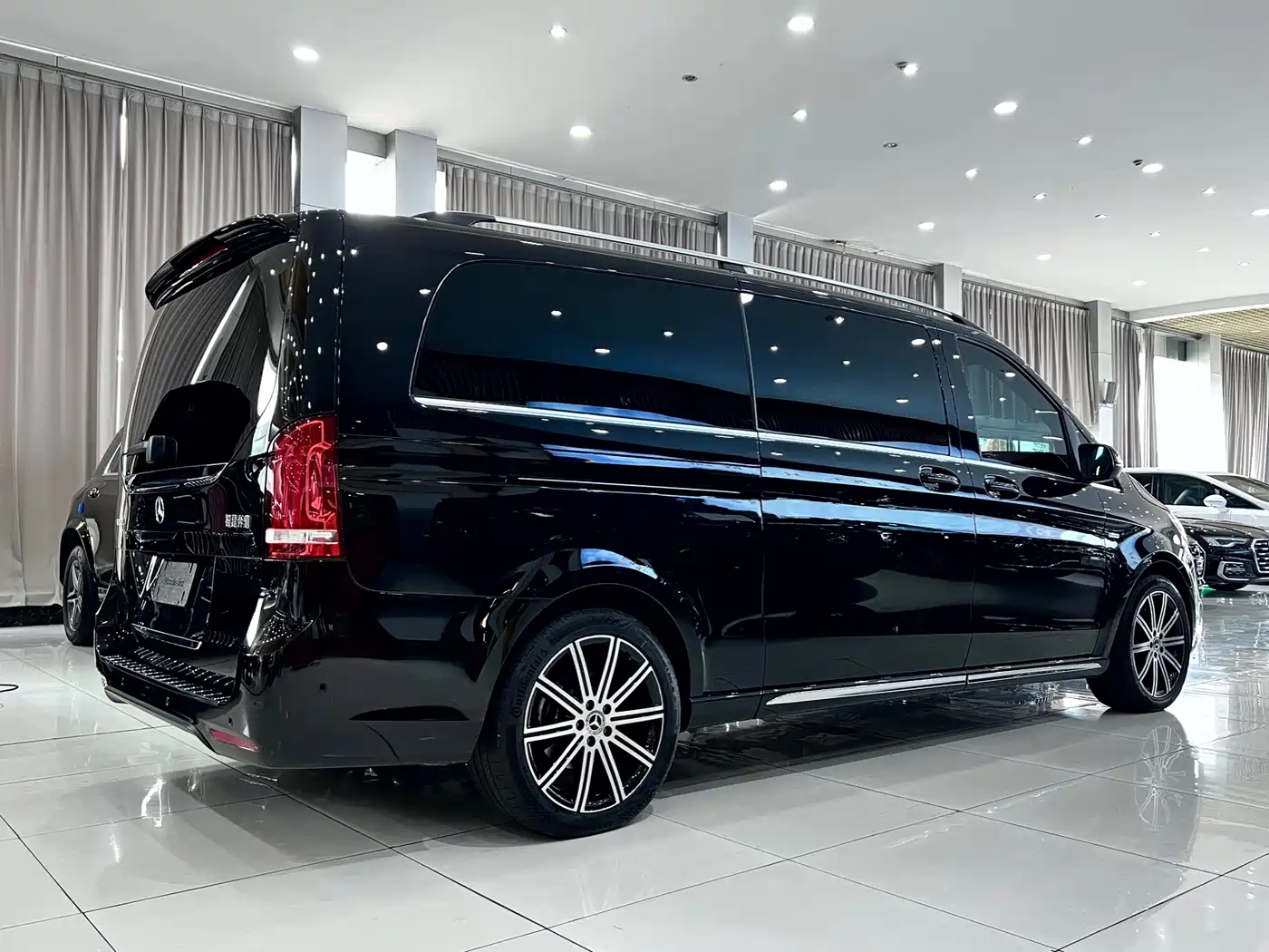 Mercedes-Benz V-Class 2022 V 260 L Long Wheelbase Luxury Edition фото 4