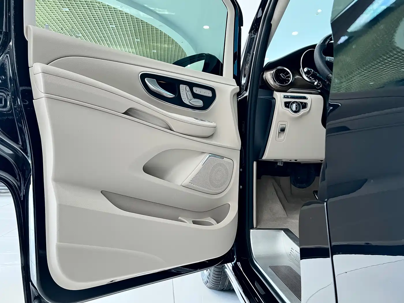 Mercedes-Benz V-Class 2022 V 260 L Long Wheelbase Luxury Edition фото 26