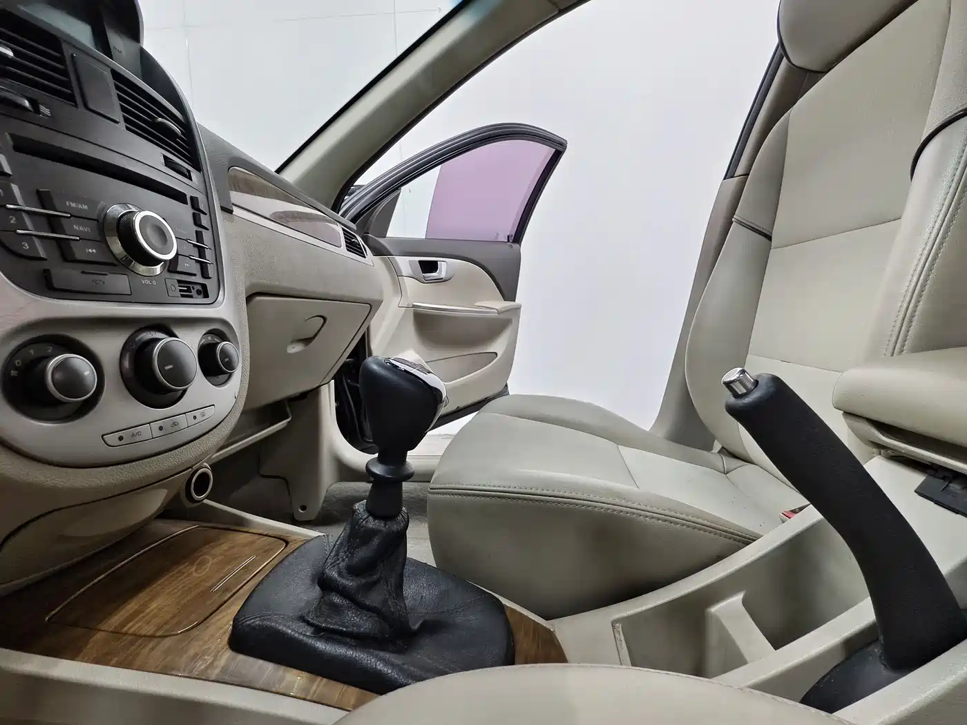 Buick Excelle 2015 1.5L Manual Classic фото 12