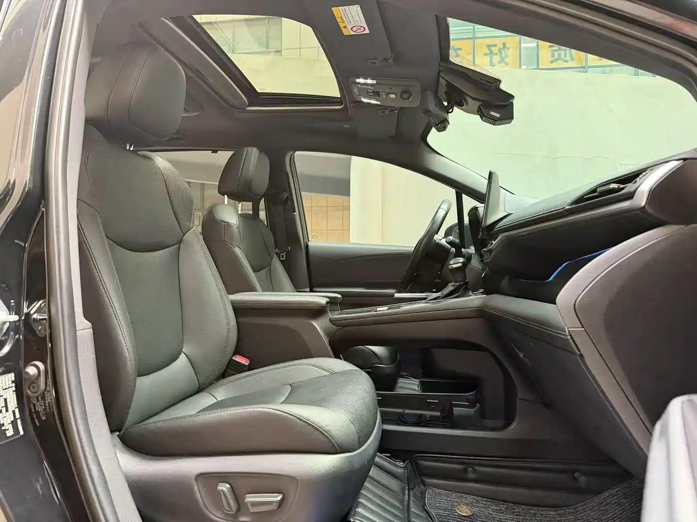 Toyota Sienna 2023 2.5L Hybrid Platinum Edition фото 7