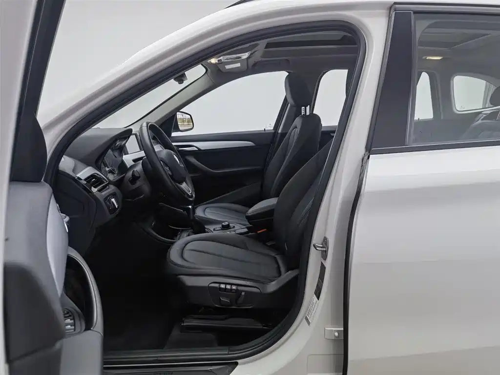 BMW X1 2016 sDrive18Li Premium Model фото 10