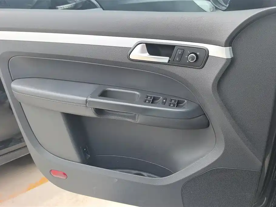 Volkswagen Touran 2015 1.4T Manual Comfort Edition 5-seater фото 7
