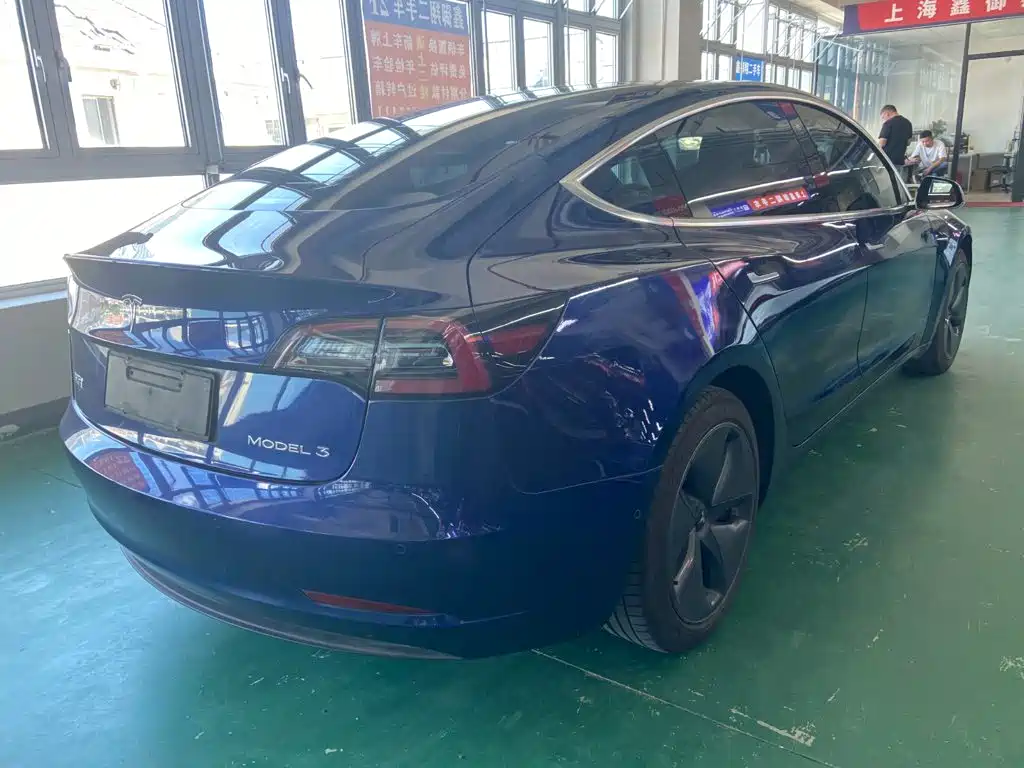 Фото 13 - Tesla Model 3