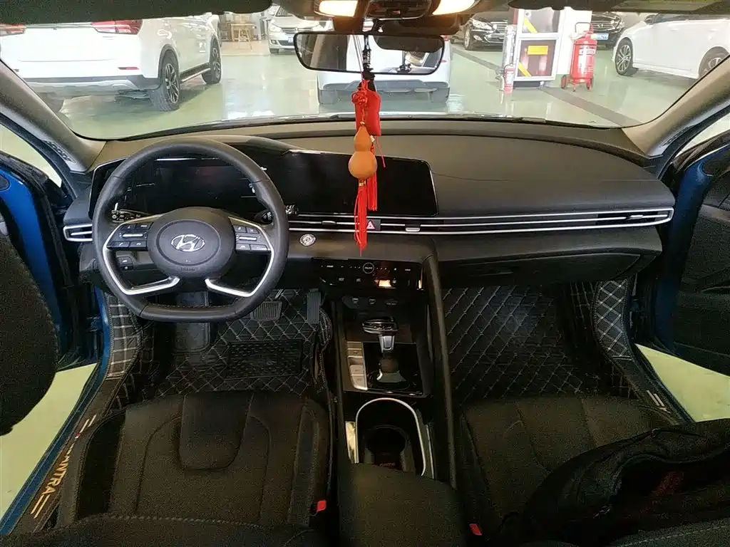 Hyundai Elantra 2021 1.5L CVT LUX Premium Edition фото 10