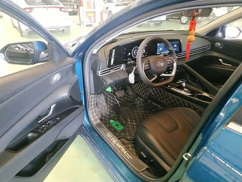 Hyundai Elantra 2021 1.5L CVT LUX Premium Edition фото 16