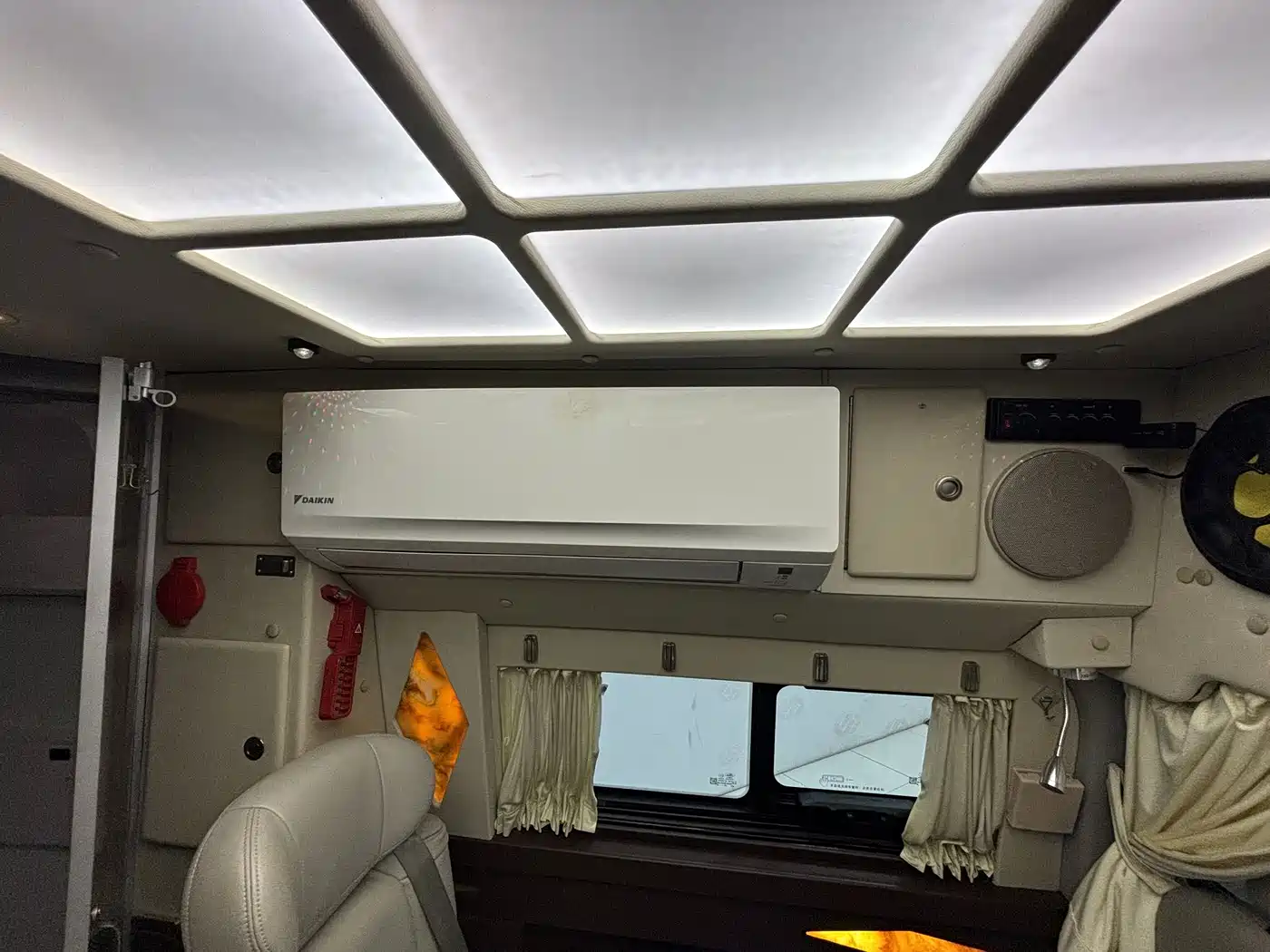 Ford Transit 2019 2019 2.0T Gasoline Automatic Business Travel Version Medium Wheelbase Medium Roof 7-seater China VI