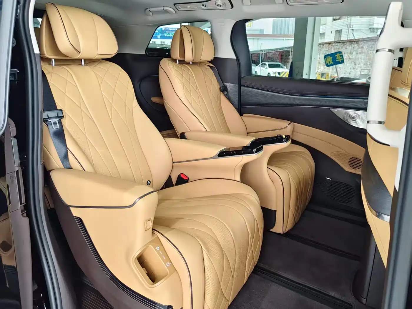 Denza D9 2024 DM-i 980 AWD Premium фото 5