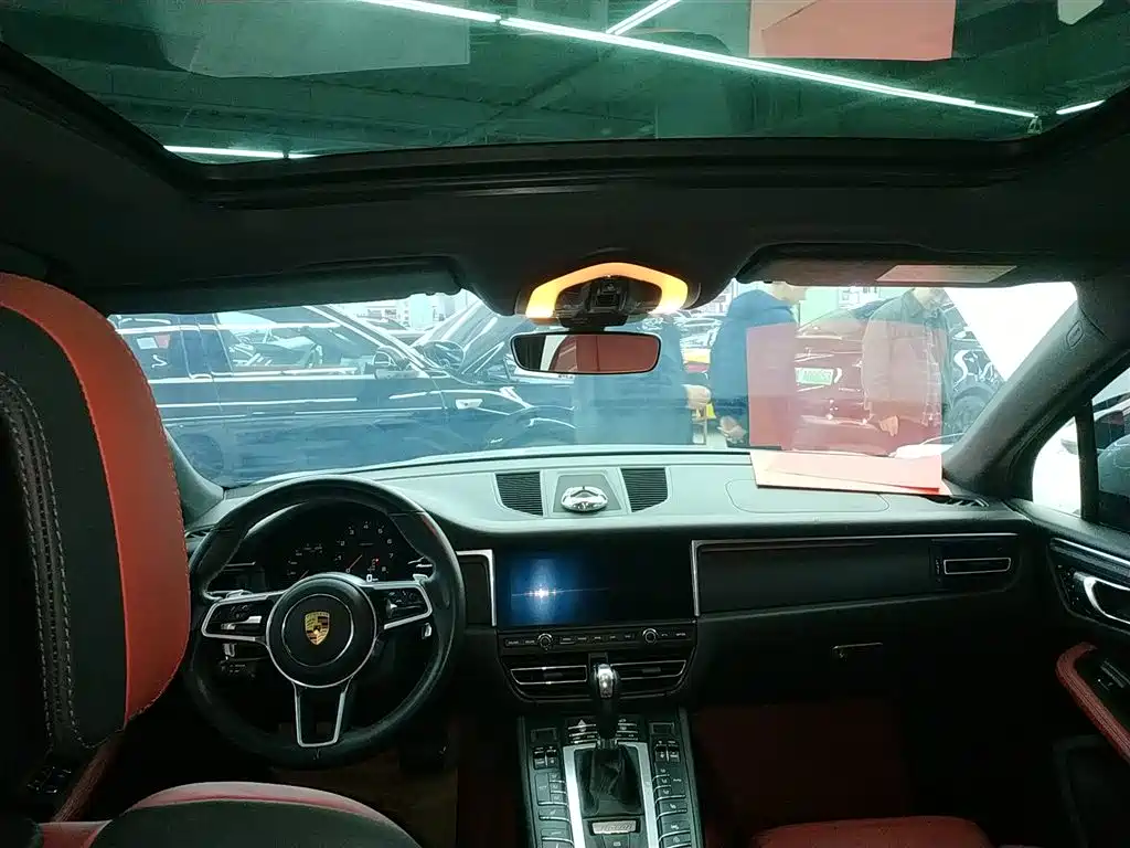 PORSCHE MACAN