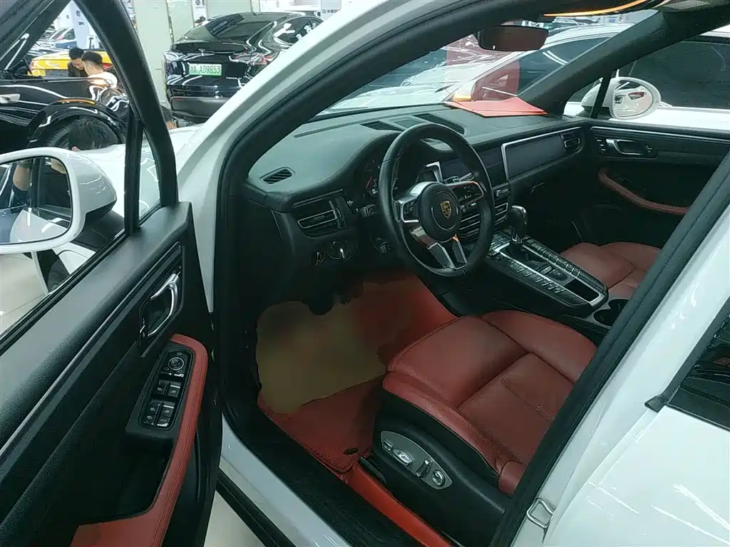 PORSCHE MACAN