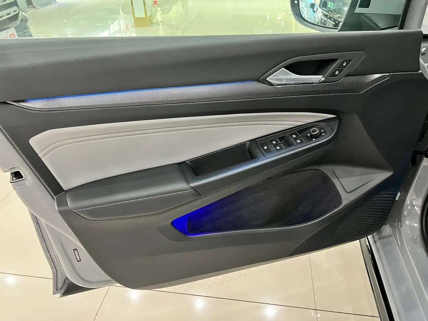 Volkswagen Golf 2025 Facelift 300TSI R-Line фото 8