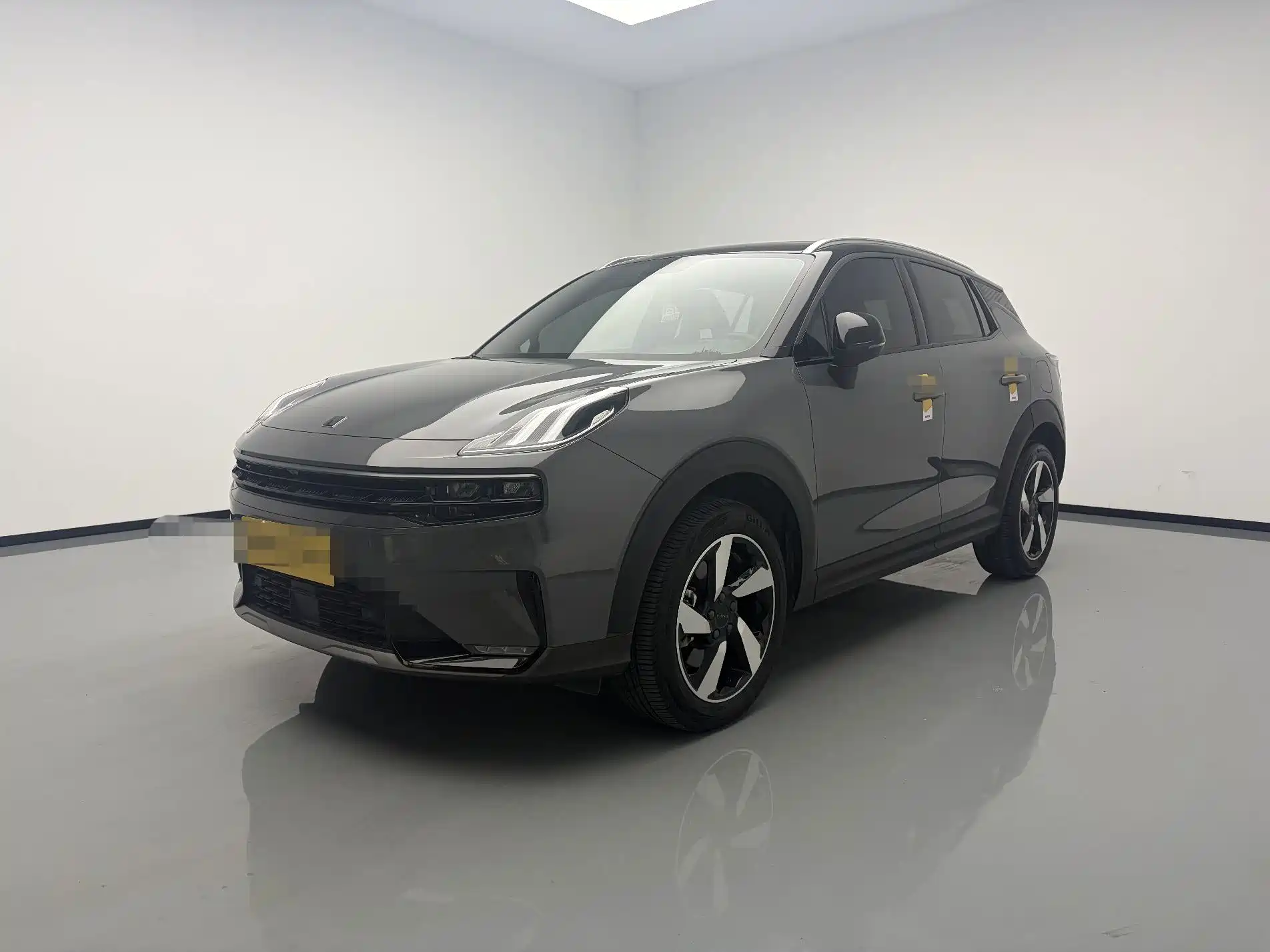 Фото 1 - Lynk & Co 06