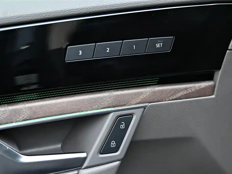 Volkswagen Touareg 2021 3.0TSI R-Line Classic Sport Package фото 23