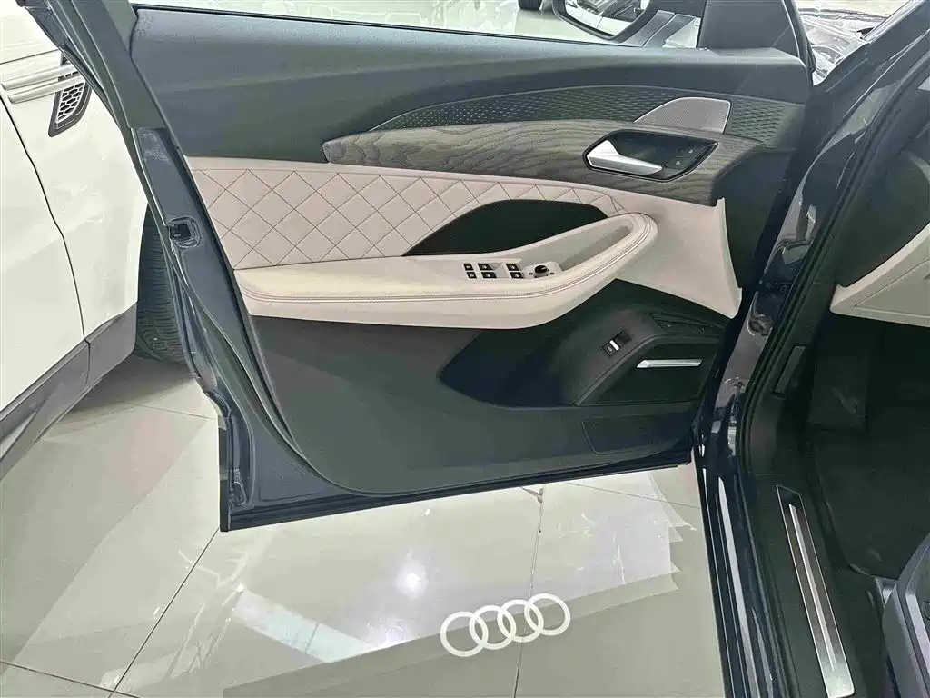 Audi Q6 2023 2023 45 TFSI quattro Uniform Cloud Yulin Package