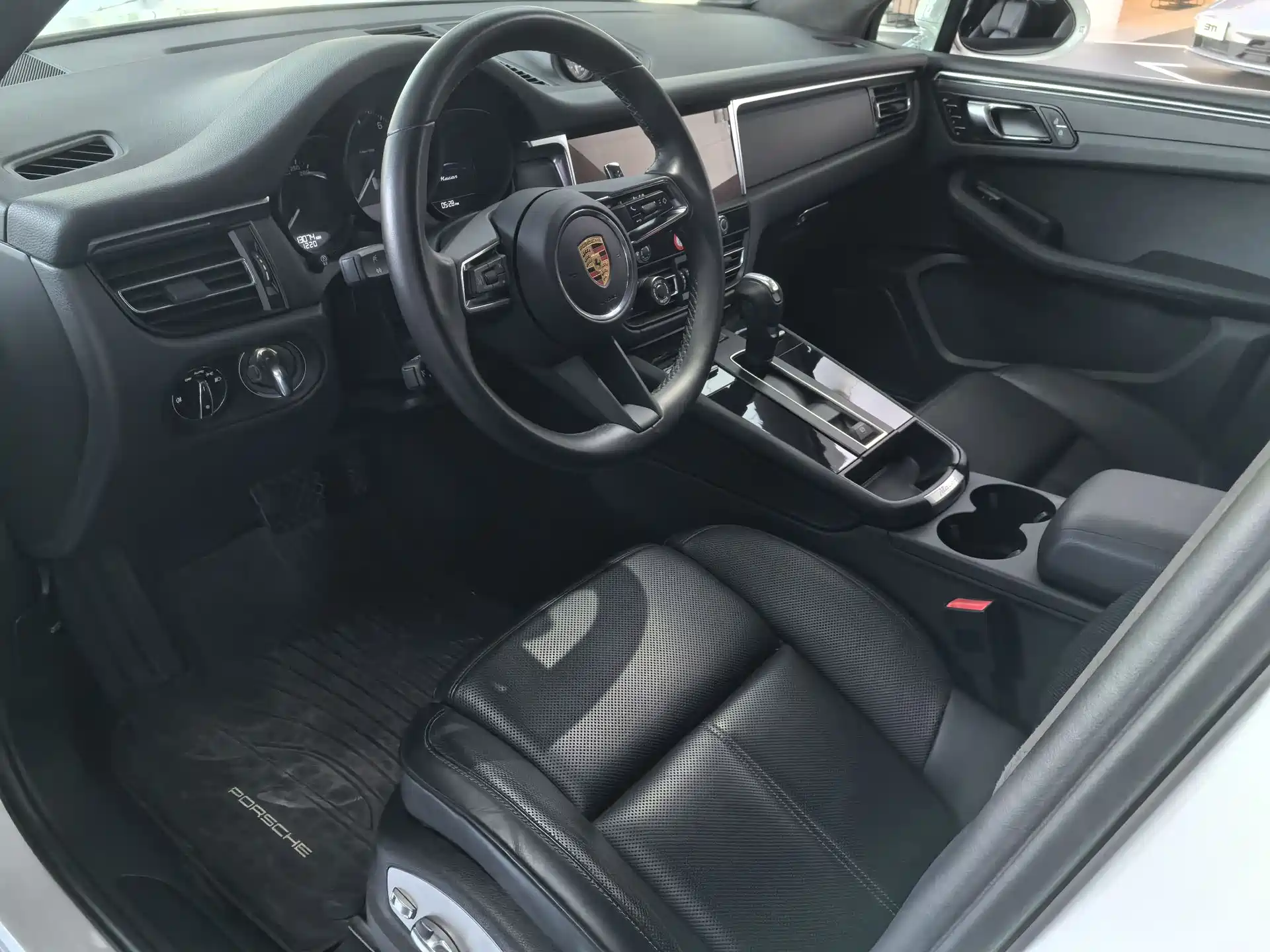 Photo 2 - Porsche Macan