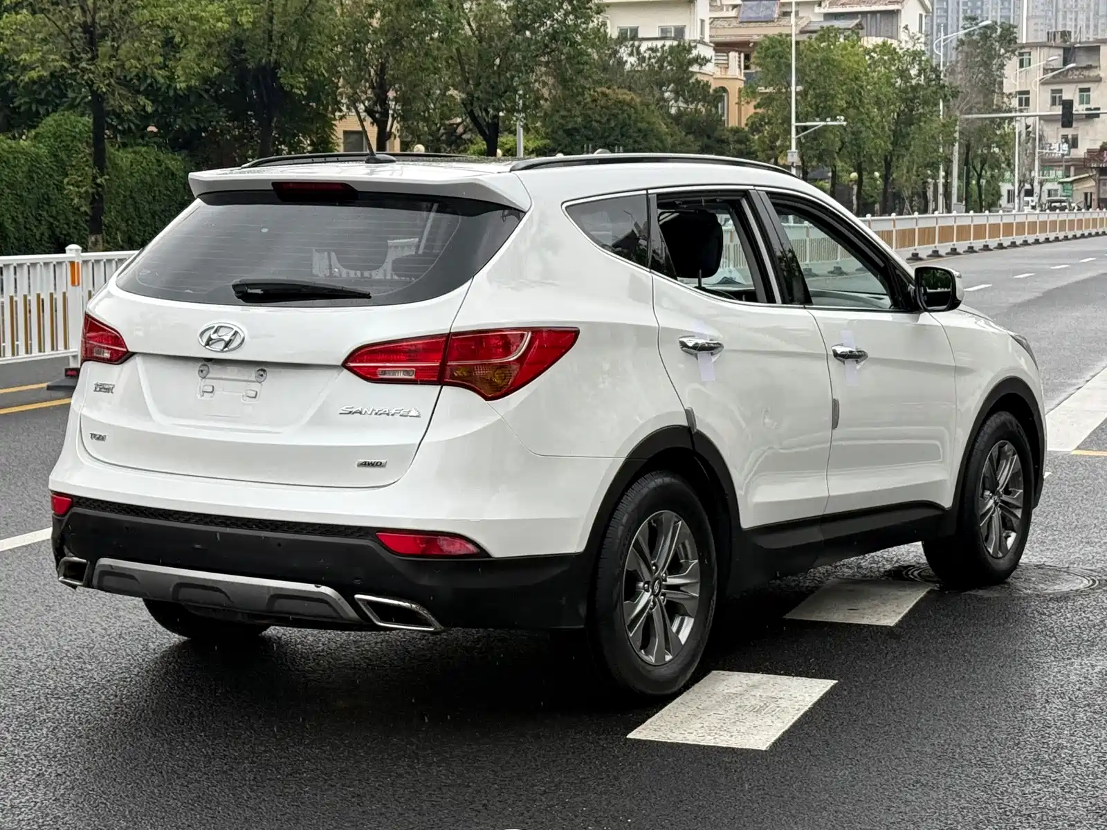 Photo 7 - Hyundai Santa Fe