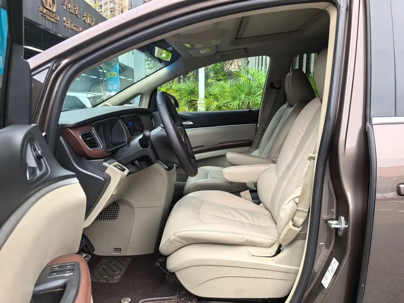 Buick GL8 2015 2.4L Luxury Business Exclusive Edition фото 12